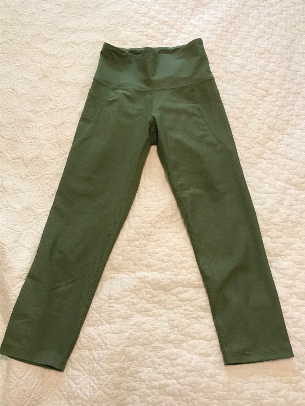 Old Navy olive green animal print capri “Elevate” leggings with pockets (S)